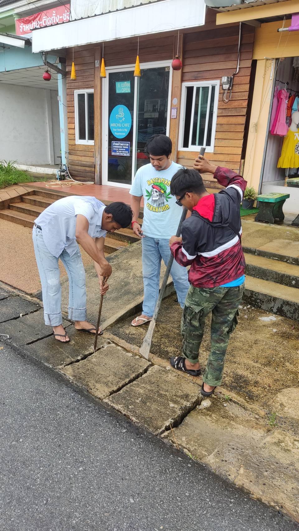 เทศบาลตำบลคึกคัก (กองช่าง )ได้ดำเนินการสำรวจคูระบายน้ำ หน้าตลาดสดบางเนียง