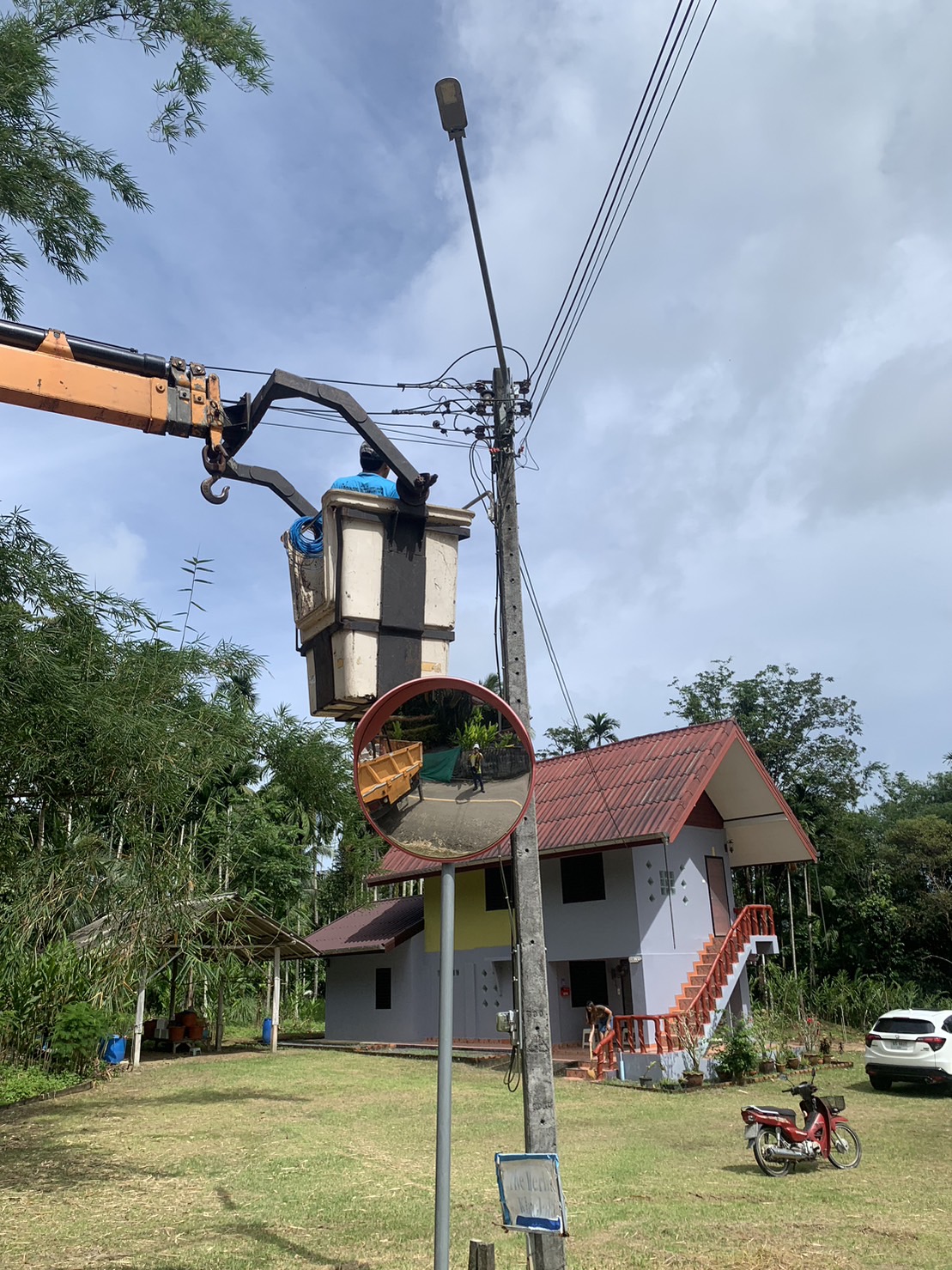 เทศบาลตำบลคึกคัก (กองช่าง งานไฟฟ้า )ได้ดำเนินการซ่อมแซมโคมไฟส่องสว่างถนนสาธารณะ ซอยในบ้าน และซอยตาเชย หมู่ที่6ตำบลคึกคัก อำเภอตะกั่วป่า จังหวัดพังงา