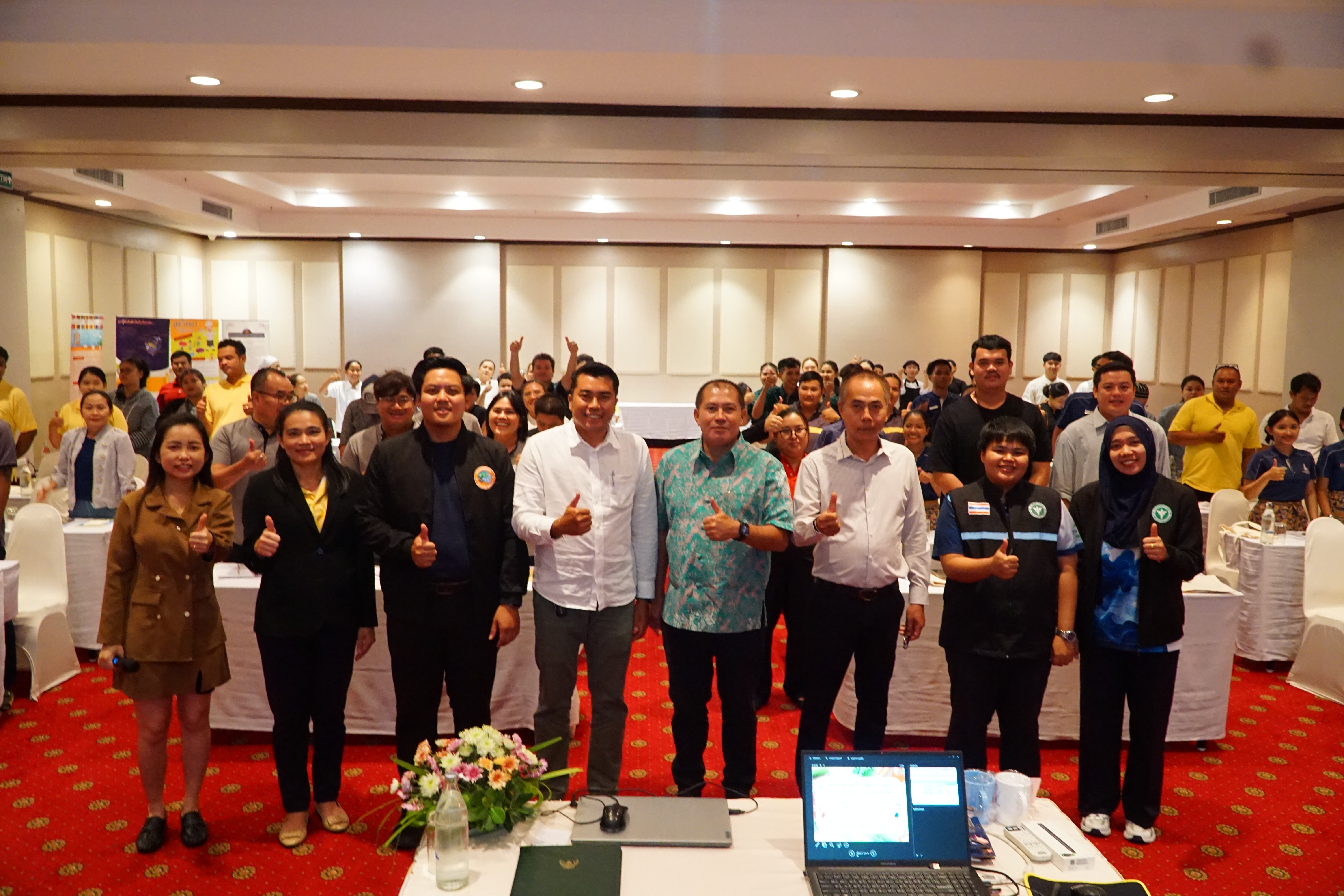 เทศบาลตำบลคึกคัก จัดกิจกรรมอบรมหลักสูตรการสุขาภิบาลอาหาร สำหรับผู้ประกอบกิจการและผู้สัมผัสอาหาร ภายใต้โครงการพัฒนามาตรฐานร้านอาหารปลอดภัย ประจำปีงบประมาณ พ.ศ. 2568 ณ ห้องประชุมโรงแรมซีวิว รีสอร์ท เขาหลัก ต.คึกคัก อ.ตะกั่วป่า จ.พังงา