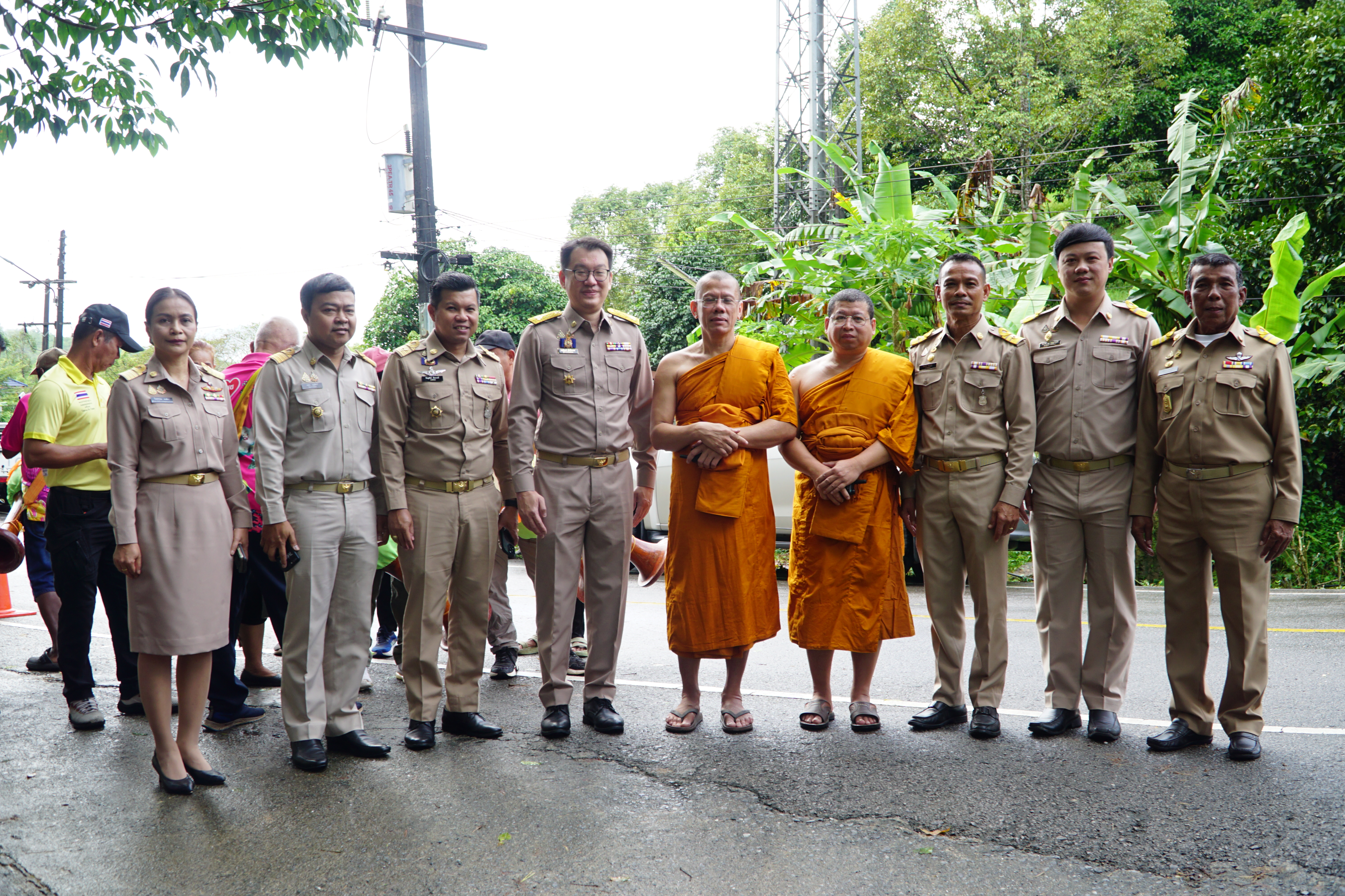 รองนายกเทศมนตรีตำบลคึกคัก ร่วมโครงการสร้างความปรองดองสมานฉันท์ โดยใช้หลักธรรม “หมู่บ้านรักษาศีล 5” หนใต้