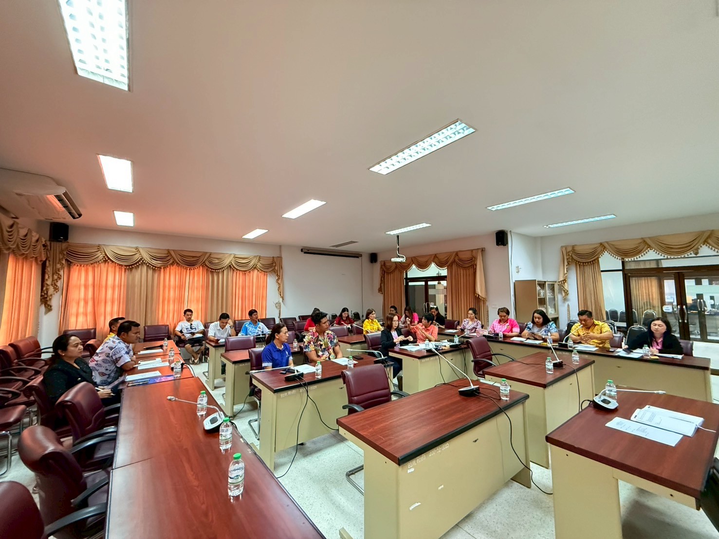 เทศบาลตำบลคึกคัก ประชุมเตรียมจัดโครงการประเพณีถือศีลกินเจ และโครงการประเพณีลอยกระทง ประจำปี 2568