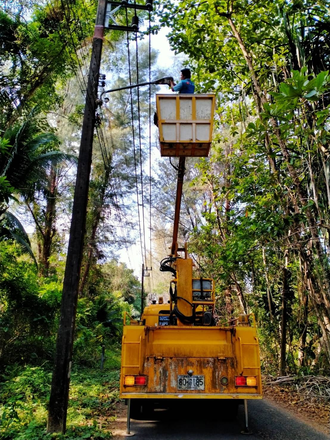 เทศบาลตำบลคึกคัก(กองช่าง งานไฟฟ้า)ได้ดำเนินการซ่อมไฟปะการัง-เขาสะบ้า หมู่ที่ 2 ตำบลคึกคัก อำเภอตะกั่วป่า จังหวัดพังงา