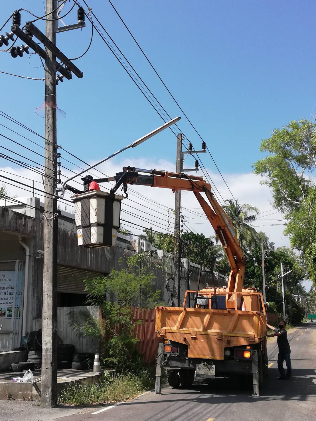 เทศบาลตำบลคึกคัก(กองช่าง งานไฟฟ้า)ได้ดำเนินการซ่อมไฟซอยชายทะเลบางเนียง/บางเนียงซอย2และ ชุมชนมอแกนบ้านทุ่งหว้าหมู่ที่ 5 ตำบลคึกคัก อำเภอตะกั่วป่า จังหวัดพังงา