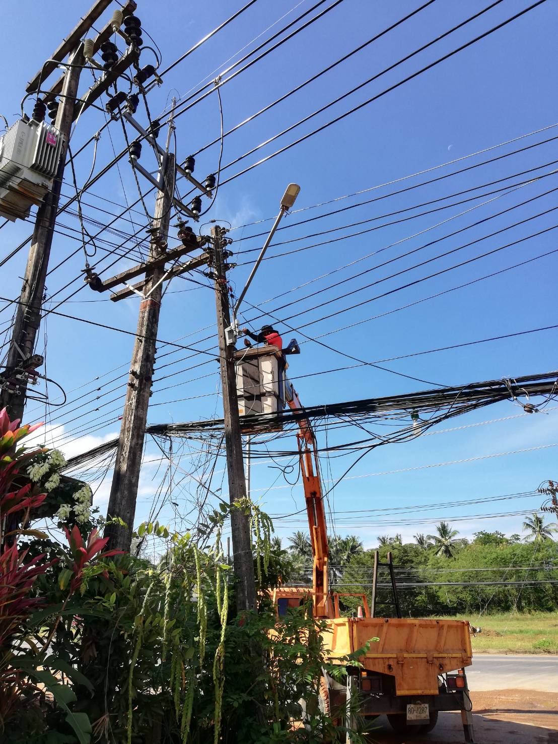 เทศบาลตำบลคึกคัก(กองช่าง งานไฟฟ้า)ได้ดำเนินการซ่อมไฟปากซอย อุดมทรัพย์ และ ในซอยตาเชย หมู่ที่ 6 ตำบลคึกคัก อำเภอตะกั่วป่า จังหวัดพังงา