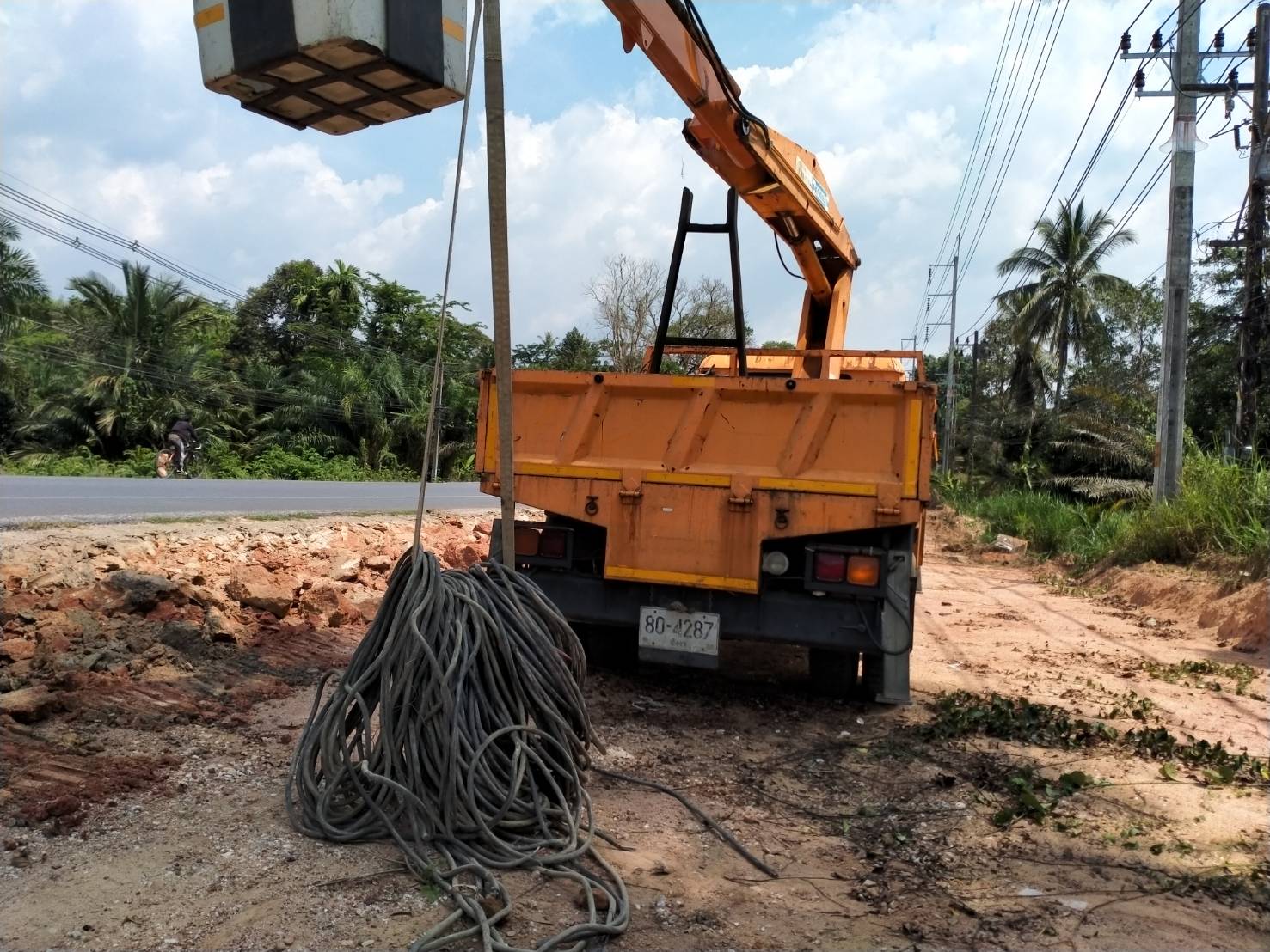 เทศบาลตำบลคึกคัก (กองช่าง งานไฟฟ้าและงานป้องกันบรรเทาสาธารณภัย) ได้ดำเนินการเก็บสายไฟถนนเพชรเกษม/ตัดต้นไม้ หมู่ที่ 5 ตำบลคึกคัก อำเภอตะกั่วป่า จังหวัดพังงา