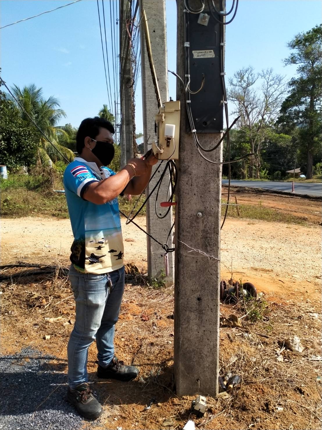 เทศบาลตำบลคึกคัก (กองช่าง งานไฟฟ้า) ได้ดำเนินการดำเนินการซ่อมไฟซอยตาสด หมู่ที่ 4 ตำบลคึกคัก อำเภอตะกั่วป่า จังหวัดพังงา