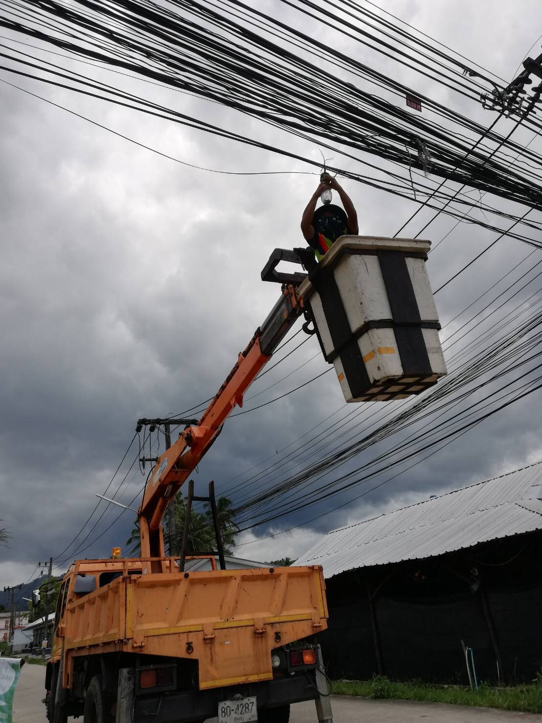 เทศบาลตำบลคึกคัก(กองช่าง งานไฟฟ้า)ได้ดำเนินการซ่อมแซมโคมไฟ 250 W ซอย น้ำตกโตนช่องฟ้า หมู่ที่ 5 ตำบลคึกคัก อำเภอตะกั่วป่า จังหวัดพังงา