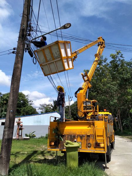 เทศบาลตำบลคึกคัก (กองช่าง งานไฟฟ้า) ดำเนินการซ่อมไฟ ทุ่งขมิ้นหมู่ที่4  ตำบลคึกคัก อำเภอตะกั่วป่า จังหวัดพังงา