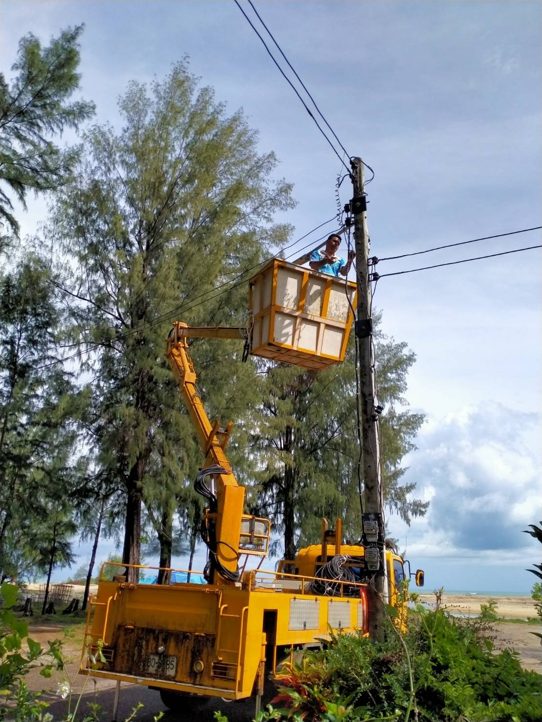 เทศบาลตำบลคึกคัก(กองช่าง งานไฟฟ้า)ดำเนินการซ่อมไฟแหลมปะการัง หมู่ที่ 2 ตำบลคึกคักอำเภอตะกั่วป่า จังหวัดพังงา