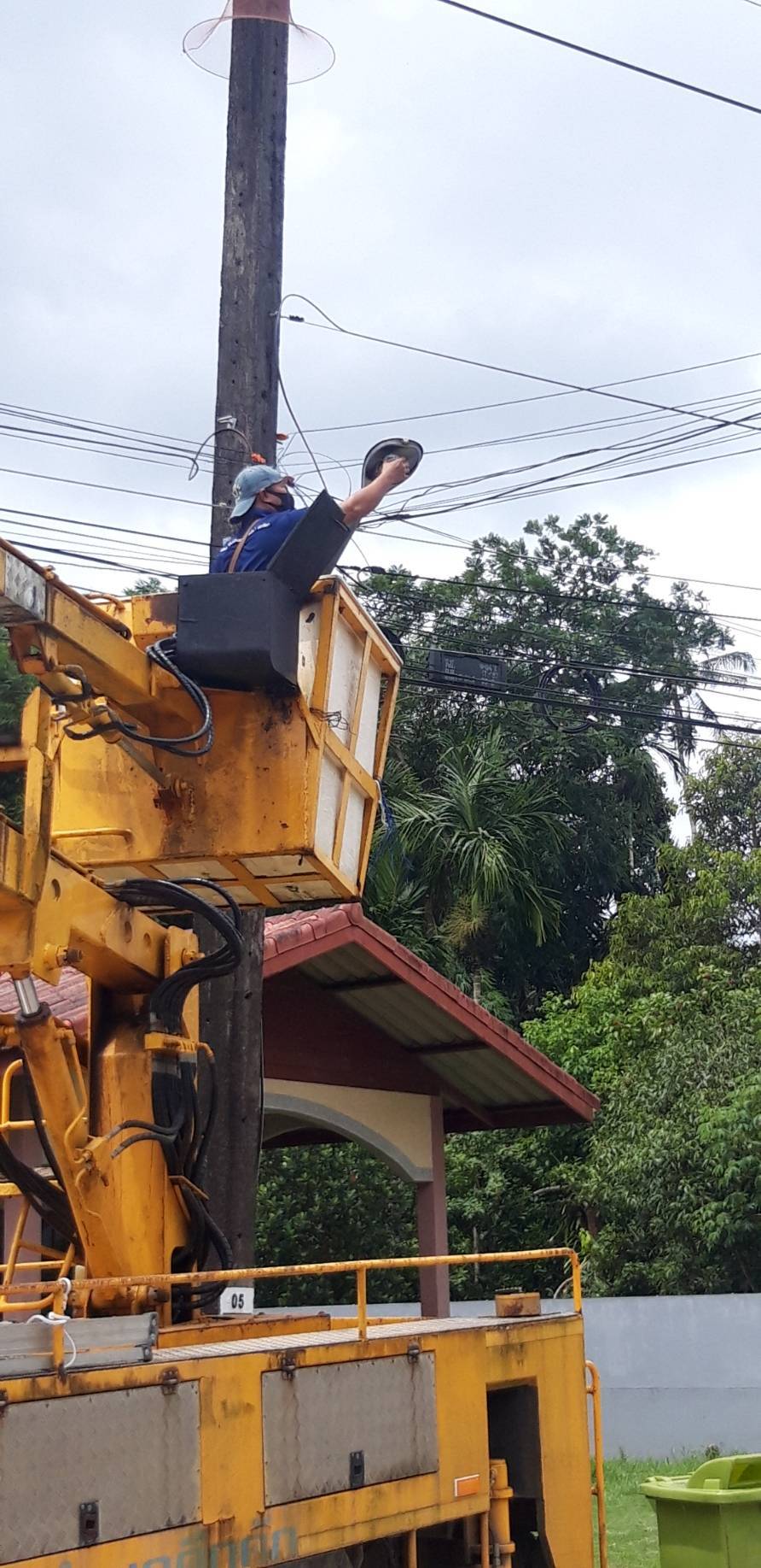 เทศบาลตำบลคึกคัก (กองช่าง งานไฟฟ้า )ได้ดำเนินการซ่อมไฟ ทุ่งขมิ้นกลาง หมู่ที่ 4 ตำบลคึกคัก อำเภอตะกั่วป่า จังหวัดพังงา