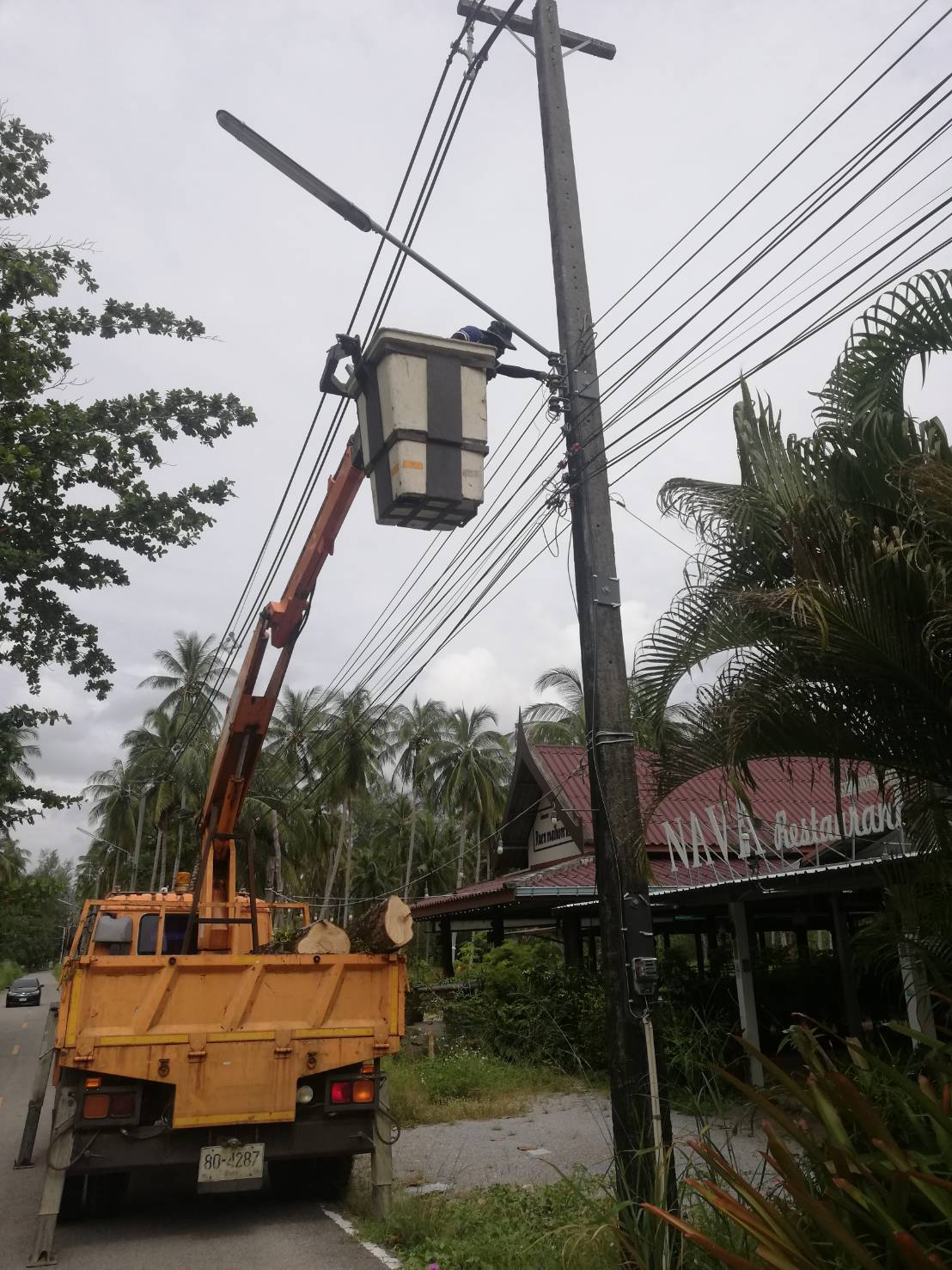 เทศบาลตำบลคึกคัก (งานกองช่าง) ได้ ดำเนินการซ่อมไฟปากซอย ถนนตัดใหม่ และซอยชายทะเลคึกคัก หมู่ที่3 ตำบลคึกคัก อำเภอตะกั่วป่า จังหวัดพังงา