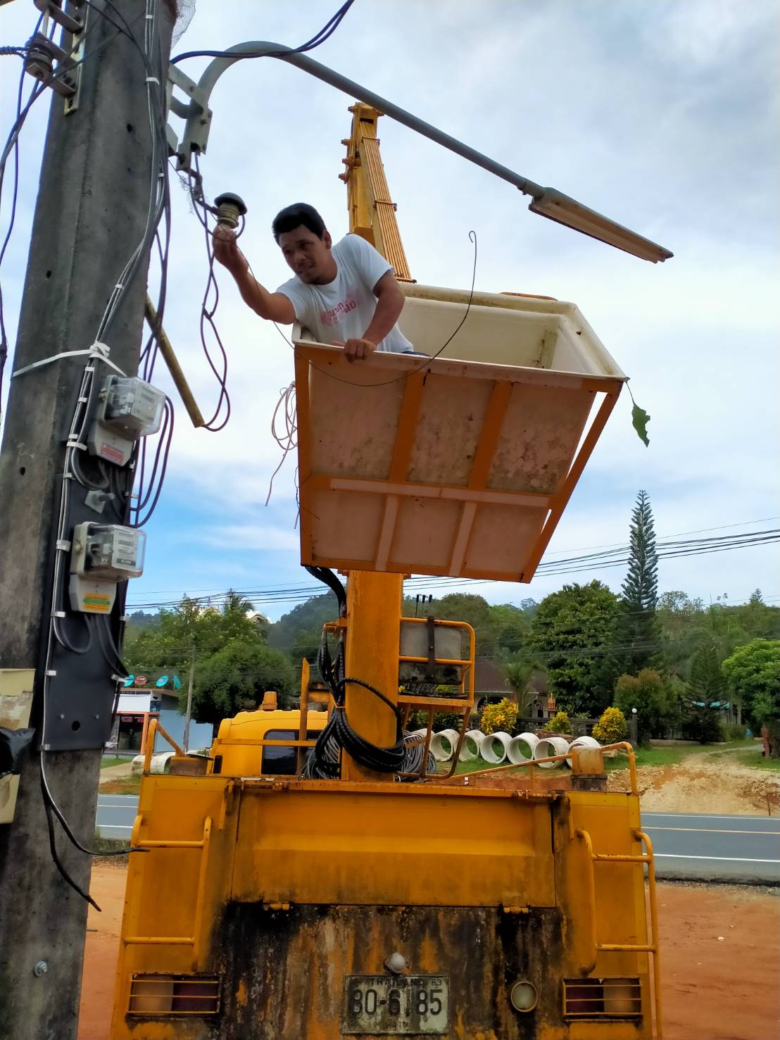 เทศบาลตำบลคึกคัก (งานกองช่าง) ได้ ดำเนินการ ซ่อมไฟทุ่งขมิ้นเหนือ หมู่ที่4 ตำบลคึกคัก อำเภอตะกั่วป่า จังหวัดพังงา