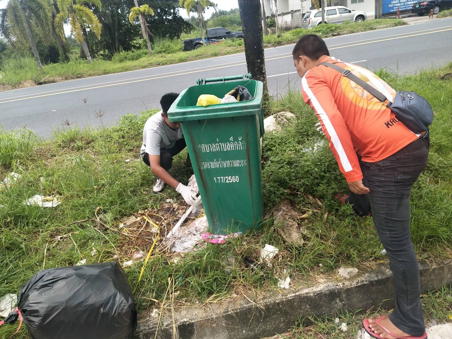 เทศบาลตำบลคึกคัก (กองสาธารณสุขและสิ่งแวดล้อม) ได้ดำเนินการ เปลี่ยนถังขยะหน้าไปรษณีย์เขาหลักเนื่องจากถังขยะชำรุด