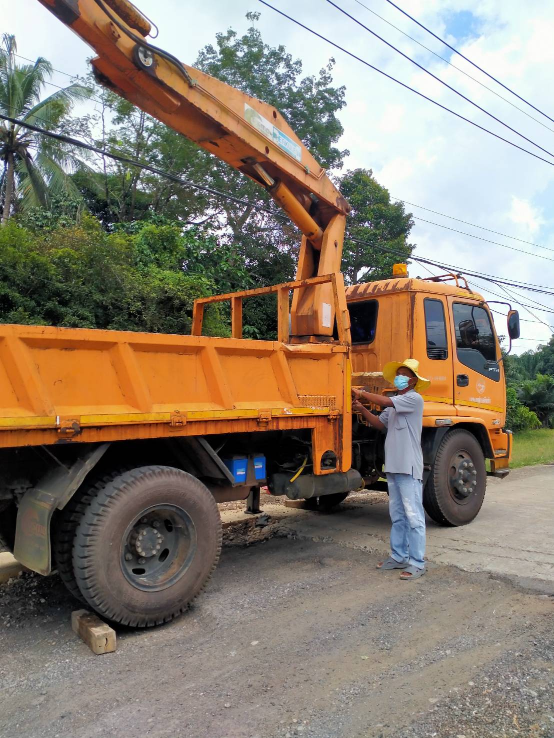 เทศบาลตำบลคึกคัก (กองช่าง งานไฟฟ้า ) ได้ดำเนินติดตั้งหลอดแสงจันทร์250(w)บริเวณซอย ทุ่งขมิ้นกลาง หมู่ที่4 และซ่อมไฟข้างถนนเพชรเกษม หมู่ที่1 ตำบลคึกคัก อำเภอตะกั่วป่า จังหวัดพังงา