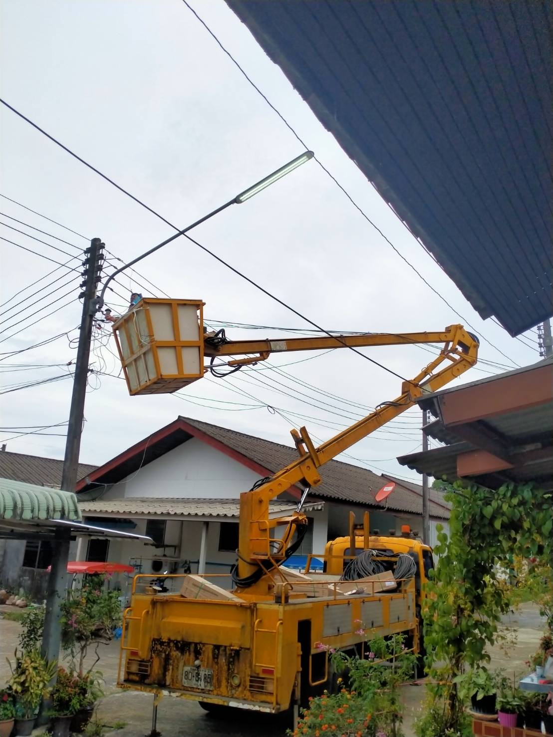 เทศบาลตำบลคึกคัก (กองช่าง งานไฟฟ้า ) ได้ดำเนินการซ่อมไฟบ้านักถาวรต้นเหรียง หมู่ที่4 ตำบลคึกคัก อำเภอตะกั่วป่า จังหวัดพังงา