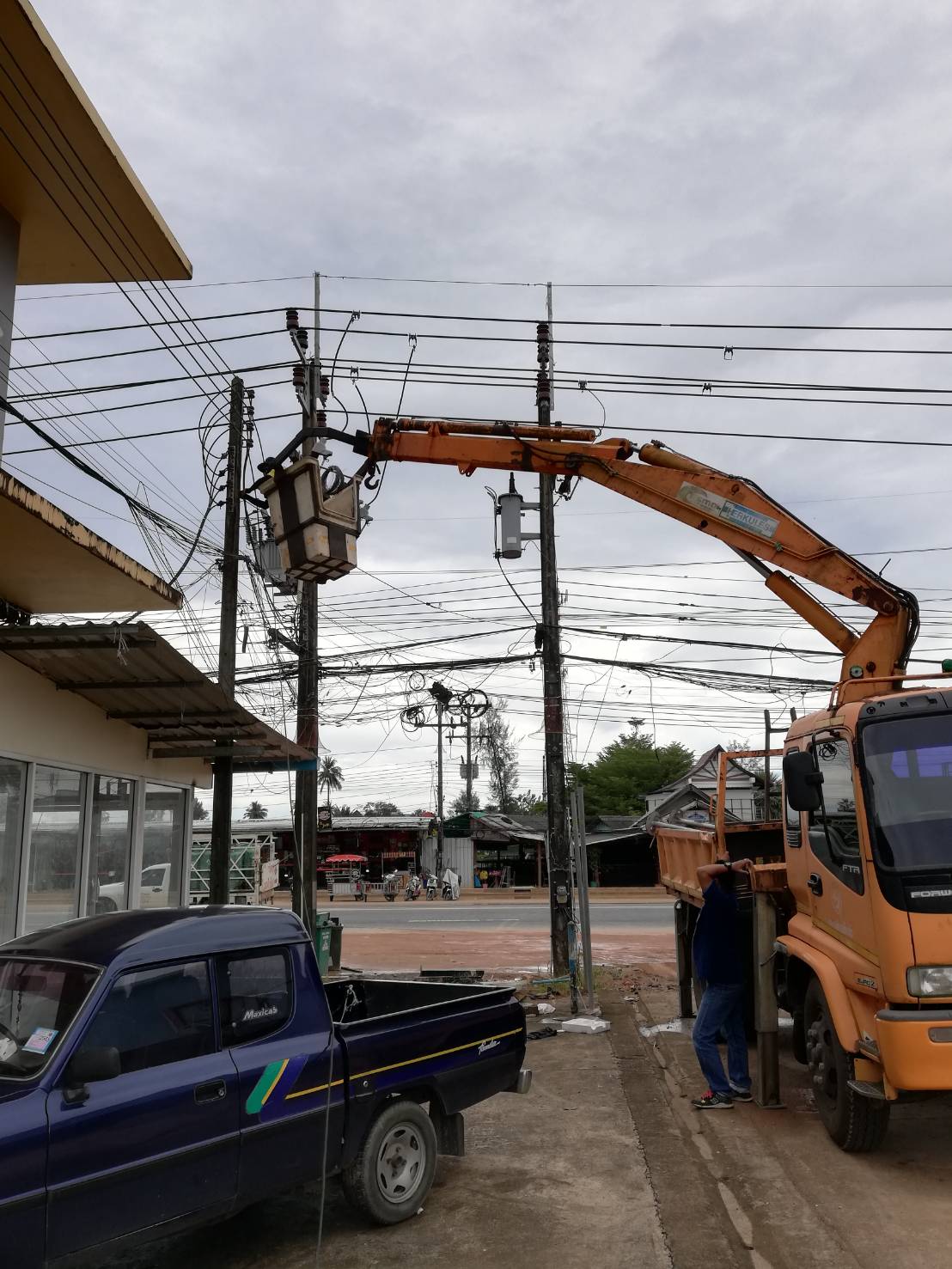 เทศบาลตำบลคึกคัก (กองช่าง งานไฟฟ้า )ได้ดำเนินการติดตั้งโคมไฟ LED ชั่วคราวบริเวณอนุสรณ์สถานสึนามิ เรือตรวจการณ์ หมายเลข 813 (บุเรศผดุงกิจ) หมู่ที่ 5 ตำบลคึกคัก อำเภอตะกั่วป่า จังหวัดพังงา เพื่อส่องสว่างจุดลอยกระทง