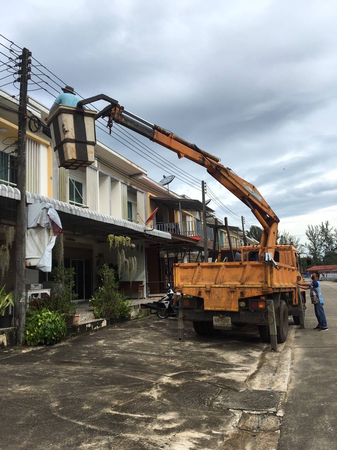  เทศบาลตำบลคึกคัก (กองช่าง งานไฟฟ้า )ได้ดำเนินการติดตั้งโคมไฟถนน บริเวณสวนสาธารณะ บริเวณอนุสรณ์สถานสึนามิ เรือตรวจการณ์ หมายเลข 813  (บุเรศผดุงกิจ) ช่วงที่1 หมู่ที่5 ตำบลคึกคัก อำเภอตะกั่วป่า จังหวัดพังงา