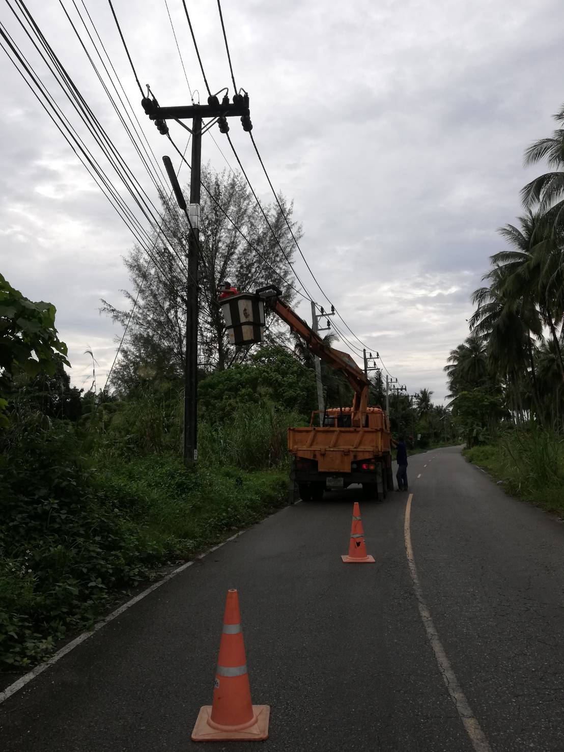 เทศบาลตำบลคึกคัก (กองช่าง งานไฟฟ้า )ได้ดำเนินการซ่อมและเปลี่ยนอุปกรณ์ไฟฟ้า โคมไฟถนน ซอยโรงแรม JW หมู่ที่3 และ ซอยซานติก้าไทยใหม่ หมู่ที่5 ตำบลคึกคัก อำเภอตะกั่วป่า จังหวัดพังงา