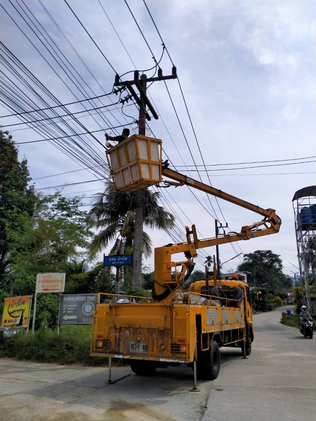 เทศบาลตำบลคึกคัก (กองช่าง งานไฟฟ้า )ได้ดำเนินการซ่อมไฟซอย ทุ่งขมิ้นกลาง หมู่ที่4 ตำบลคึกคัก อำเภอตะกั่วป่า จังหวัดพังงา