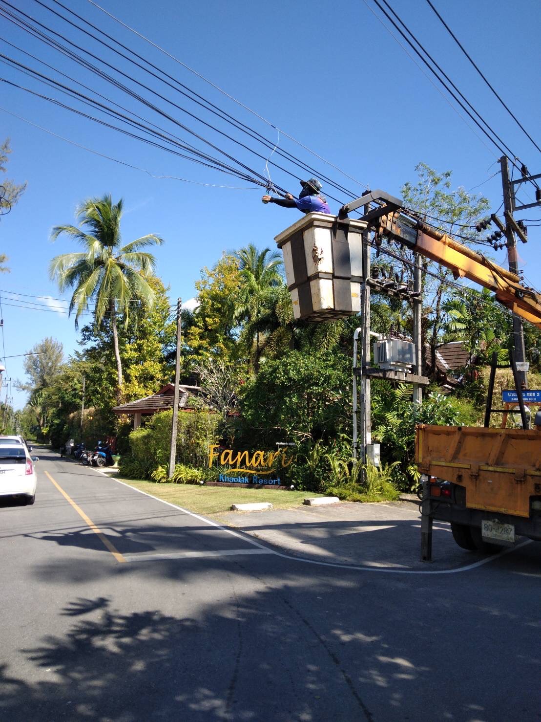 เทศบาลตำบลคึกคัก (กองช่าง งานไฟฟ้า )ได้ดำเนินการซ่อมแซมและเปลี่ยนหลอดไฟ LED ๖๕ วัตต์ บางเนียง ซอย 2 หมู่ที่ 5 ตำบลคึกคัก อำเภอตะกั่วป่า จังหวัดพังงา