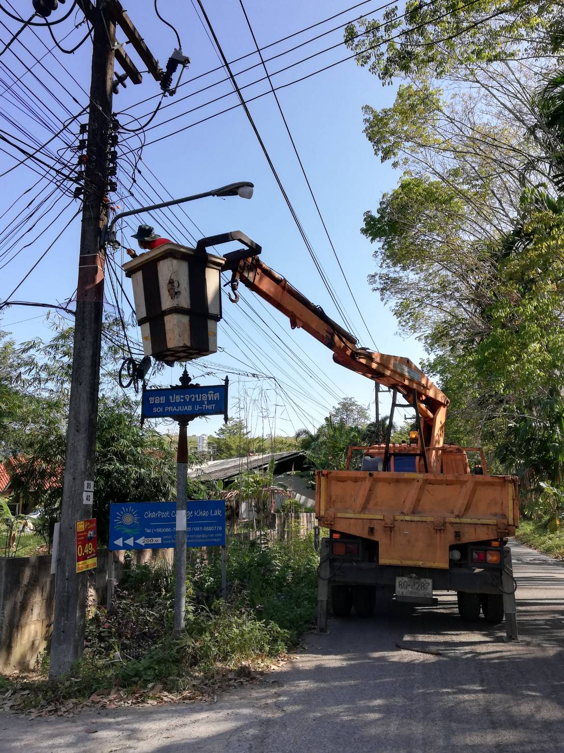 เทศบาลตำบลคึกคัก (กองช่าง งานไฟฟ้า )ได้ดำเนินการซ่อมและเปลี่ยนอุปกรณ์ไฟฟ้าซอยน้ำตกช่องฟ้า หมู่ที่5 ซอยหลังเรือ ต.183 หมู่ที่6 และซอยบางหลาโอน หมู่ที่7 ตำบลคึกคัก อำเภอตะกั่วป่า จังหวัดพังงา