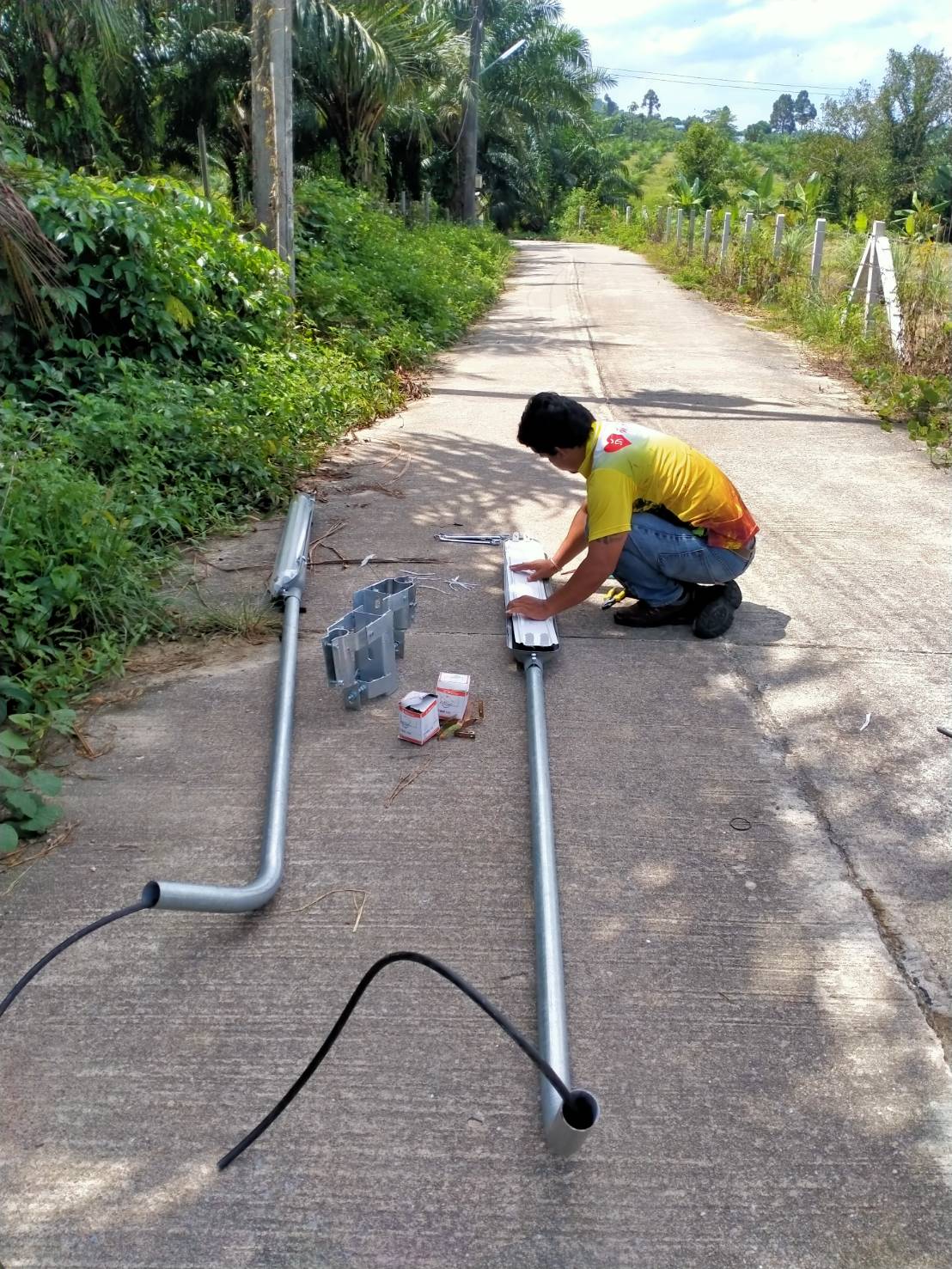 เทศบาลตำบลคึกคัก (กองช่าง งานไฟฟ้า )ได้ดำเนินการติดตั้งและซ่อมโคมไฟLED (t)8 18w ซอย ยายเขียว หมู่ที่๑และซอย ตาสด หมู่ที่ 4 ตำบลคึกคัก อำเภอตะกั่วป่า จังหวัดพังงา