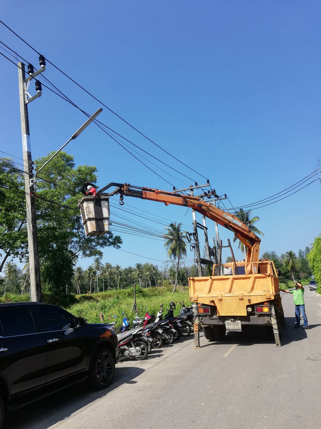 เทศบาลตำบลคึกคัก (กองช่าง งานไฟฟ้า )ได้ดำเนินการซ่อมและเปลี่ยนหลอดไฟ พร้อมด้วยจัดระเบียบโคมไฟฟ้าสาธารณะ ซอยโรงแรม JW Marriott Khao Lak Resort & Spa หมู่ที่3 ตำบลคึกคัก อำเภอตะกั่วป่า  จังหวัดพังงา