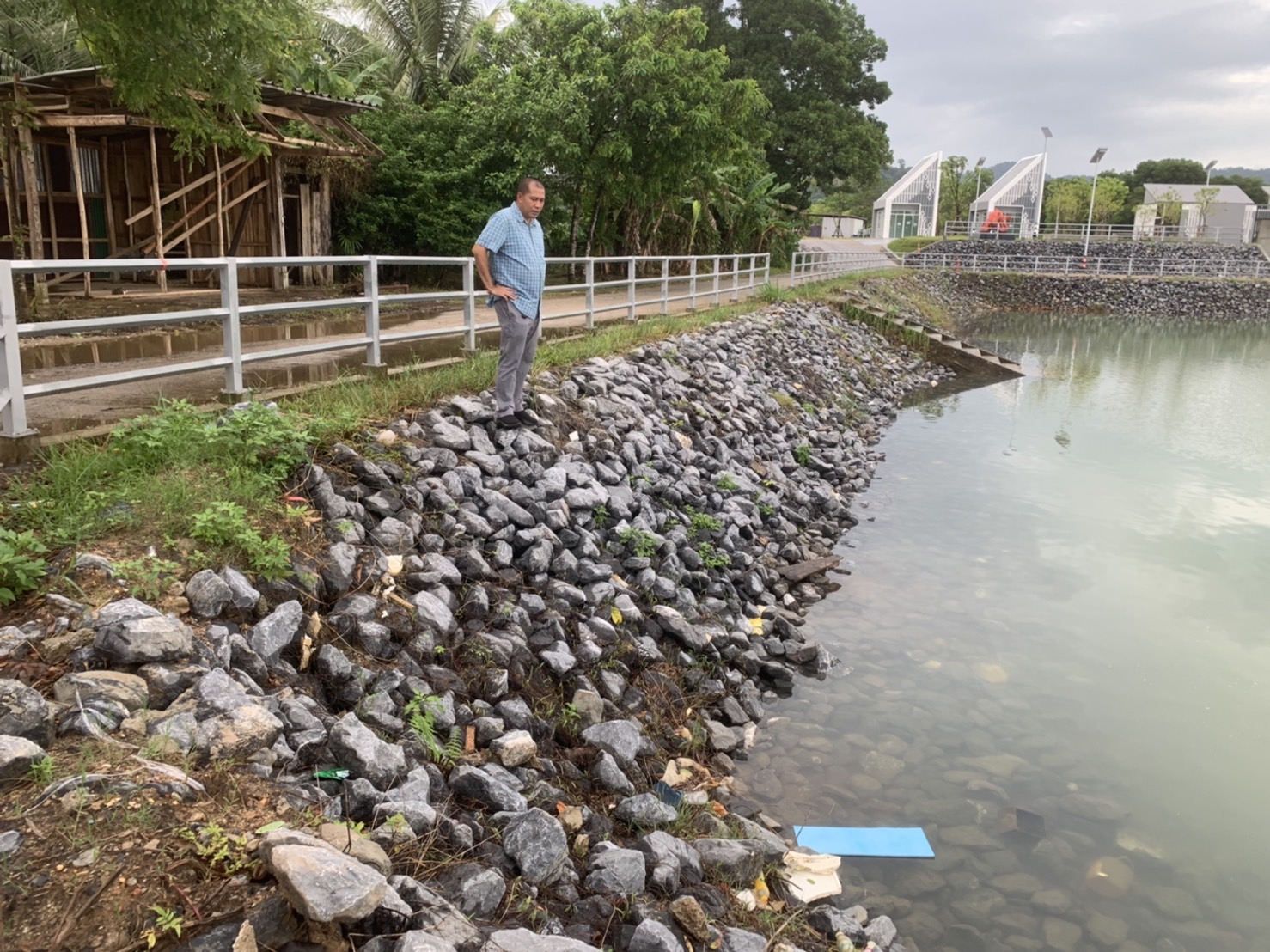 เทศบาลตำบลคึกคักลงพื้นที่ตรวจสอบการทิ้งขยะลงในขุมน้ำหนองมูลตะกั่ว หมู่ที่ 5 ตำบลคึกคัก อำเภอตะกั่วป่า จังหวัดพังงา