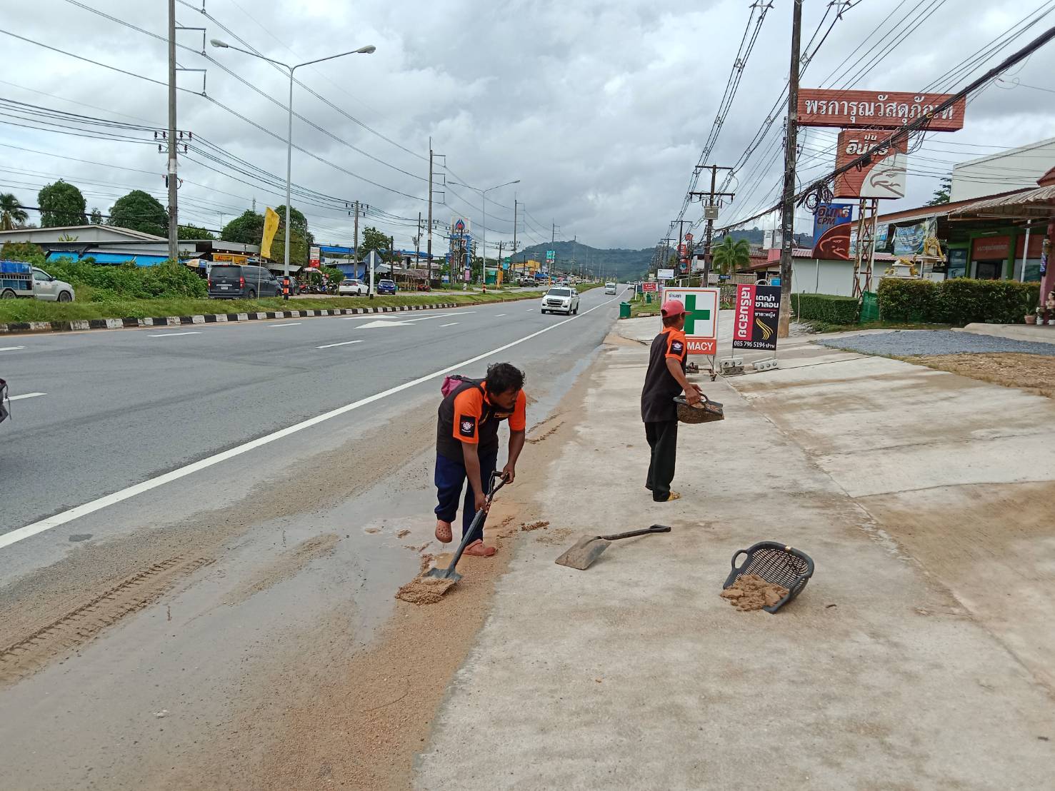  เทศบาลตำบลคึกคัก (งานป้องกันและบรรเทาสาธารณภัย )ได้ดำเนินการล้างถนนหน้าพรการุณ ตลาดนัดคึกคัก หมู่ที่ 3  ตำบลคึกคัก อำเภอตะกั่วป่า จังหวัดพังงา