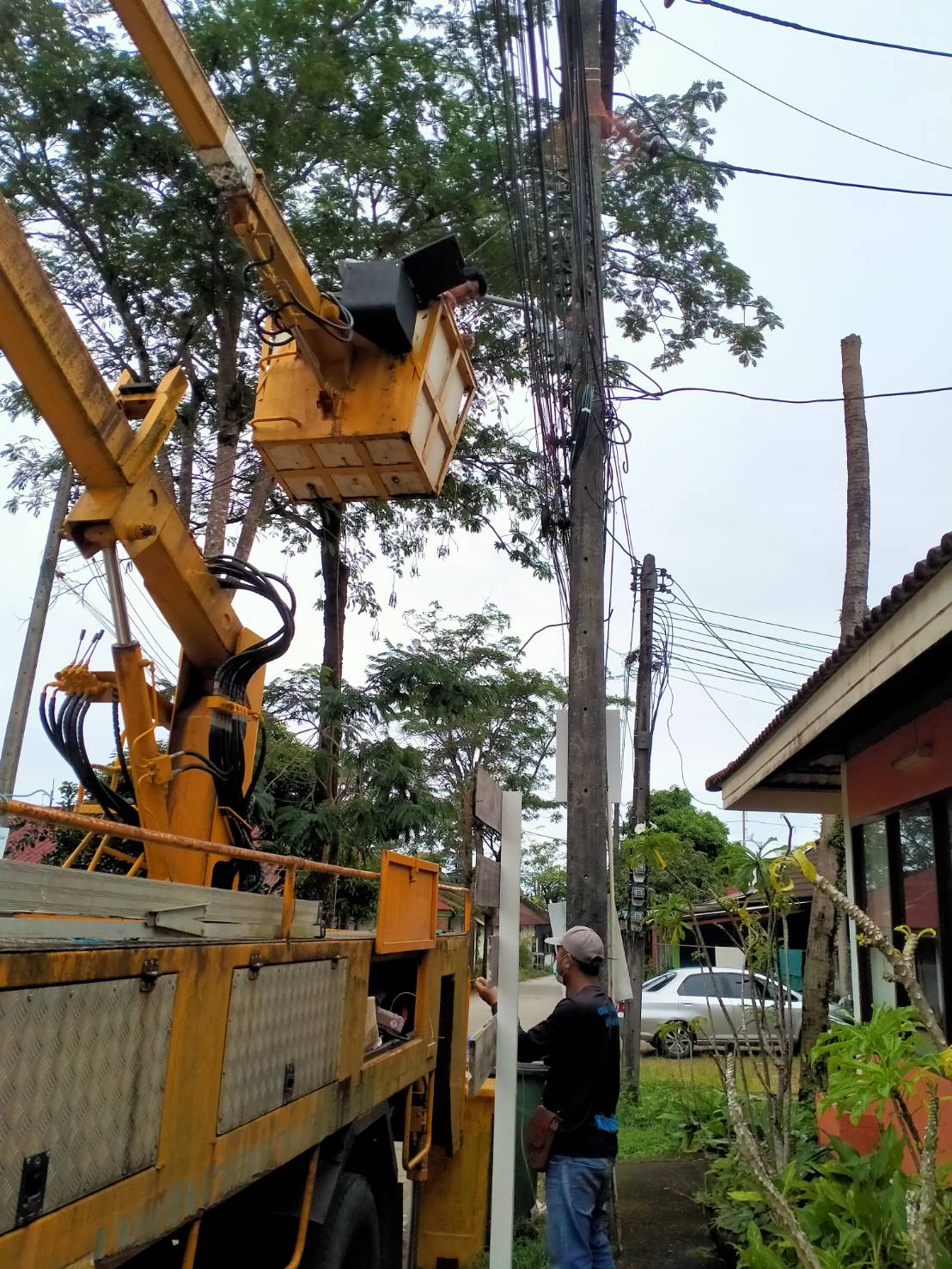 เทศบาลตำบลคึกคัก (กองช่าง งานไฟฟ้า )ได้ดำเนินการซ่อมไฟซอย ตาเพียร หมู่ที่ 7 ตำบลคึกคัก อำเภอตะกั่วป่า จังหวัดพังงา