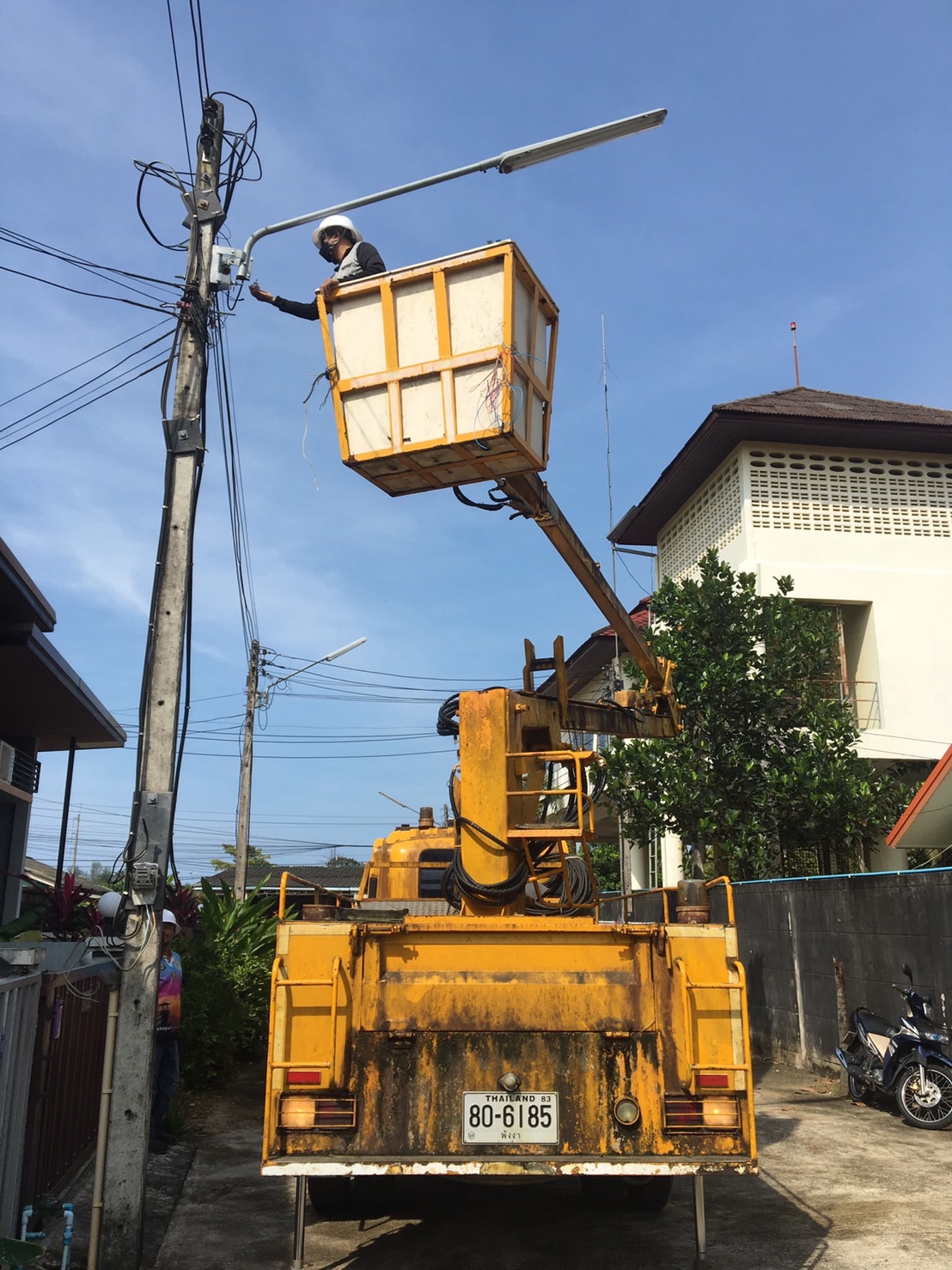 เทศบาลตำบลคึกคัก (กองช่าง งานไฟฟ้า )ได้ดำเนินการซ่อมแซมโคมไฟส่องสว่างถนน ซอยข้างวัดพนัสนิคม หมู่ที่ 5 ตำบลคึกคัก อำเภอตะกั่วป่า จังหวัดพังงา 