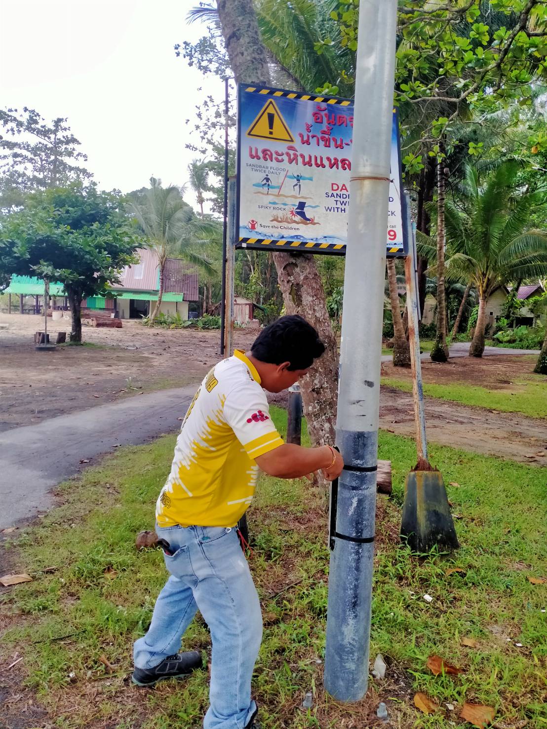  เทศบาลตำบลคึกคัก (กองช่าง งานไฟฟ้า )ได้ดำเนินการซ่อมไฟสาธารณะหาดนางทอง หมู่ที่4 ตำบลคึกคัก อำเภอตะกั่วป่า จังหวัดพังงา 