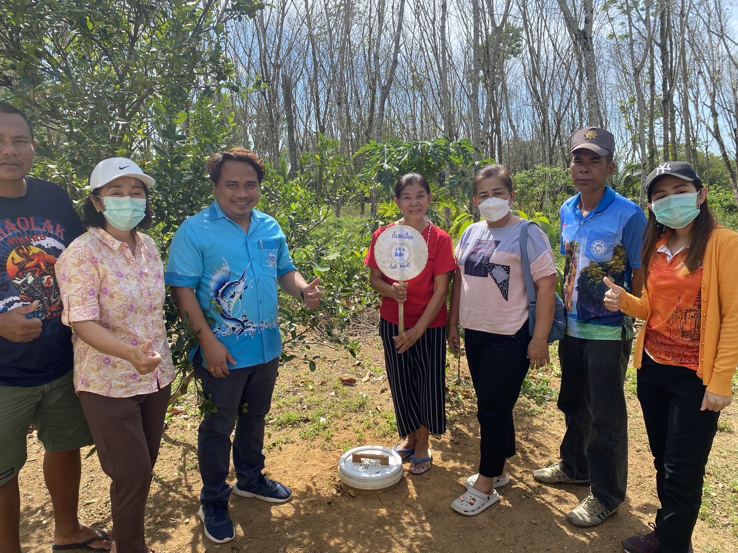 วันพฤหัสบดี ที่ 5 มกราคม 2566 เทศบาลตำบลคึกคักจัดทำโครงการถังขยะเปียกลดโลกร้อน  นำโดย นายสามารถ ภักดีรัตน์ หัวหน้าสำนักปลัดเทศบาล รักษาราชการแทน ผู้อำนวยการกองสาธารณสุขและสิ่งแวดล้อม พร้อมด้วยนางสาวเพชรน้ำหนึ่ง โนจากุล เจ้าพนักงานสาธารณสุขชำนาญงาน พนักงานสาธารณสุข ร่วมกับร่วมกับผู้ใหญ่บ้าน หมู่ที่ 6 ผู้ช่วยผู้ใหญ่บ้าน อสม. และประชาชนในพื้นที่