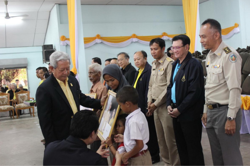 พิธีมอบความช่วยเหลือพระราชทานแก่ราษฎรในพื้นที่จังหวัดพังงา และรับมอบพระบรมฉายาลักษณ์