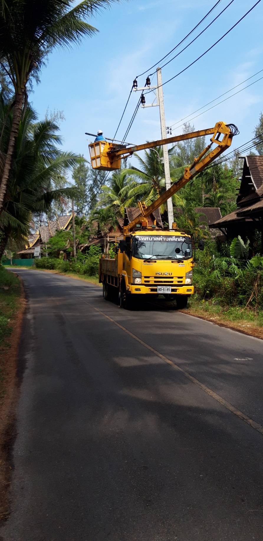 เทศบาลตำบลคึกคัก (กองช่าง งานไฟฟ้า )ได้ดำเนินการซ่อมแซมหลอดไฟถนนหมู่ที่2 ตำบลคึกคัก อำเภอตะกั่วป่า จังหวัดพังงา 