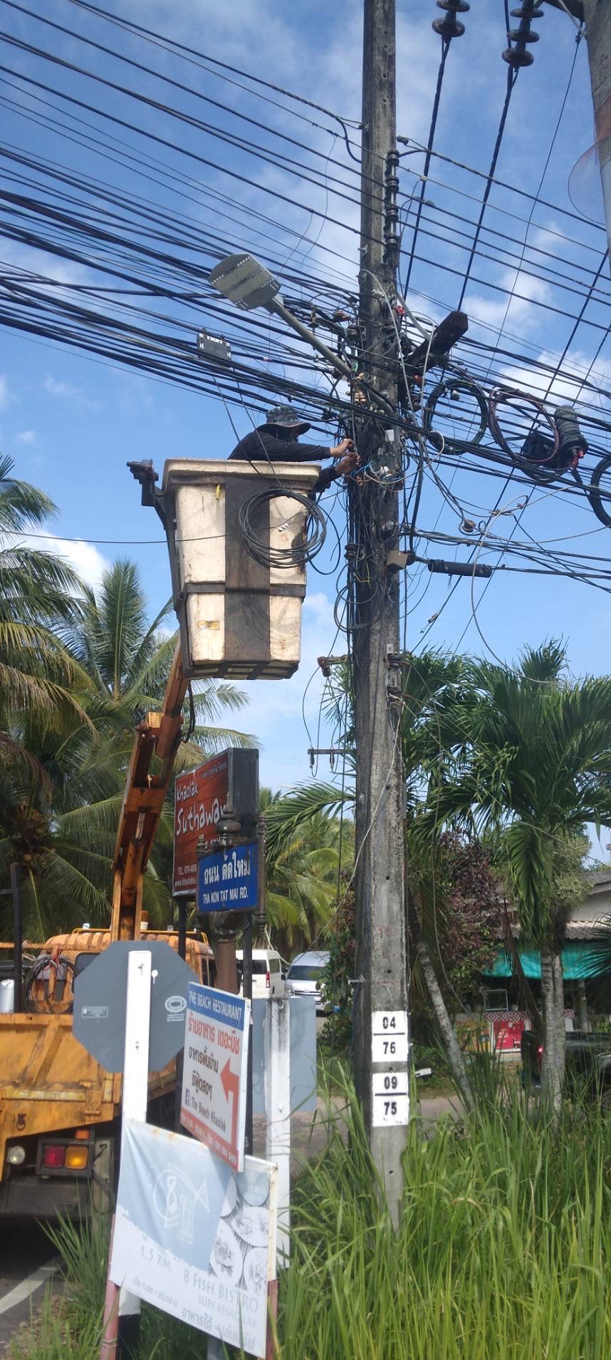 เทศบาลตำบลคึกคัก (กองช่าง งานไฟฟ้า )ได้ดำเนินการติดตั้งโคมไฟ LED UFO 100W. และซ่อมแซมโคมไฟส่องสว่างถนนสาธารณะ ซอยถนนตัดใหม่ หมู่ที่ 3 ตำบลคึกคัก อำเภอตะกั่วป่า จังหวัดพังงา