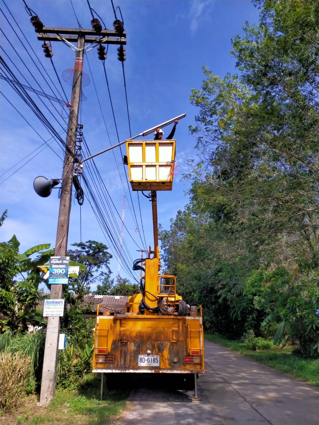  เทศบาลตำบลคึกคัก (กองช่าง งานไฟฟ้า )ได้ดำเนินการซ่อมไฟซอย ล่ะม่อม-ชายทะเลแหลมปะการัง หมู่ที่2ตำบลคึกคัก อำเภอตะกั่วป่า จังหวัดพังงา