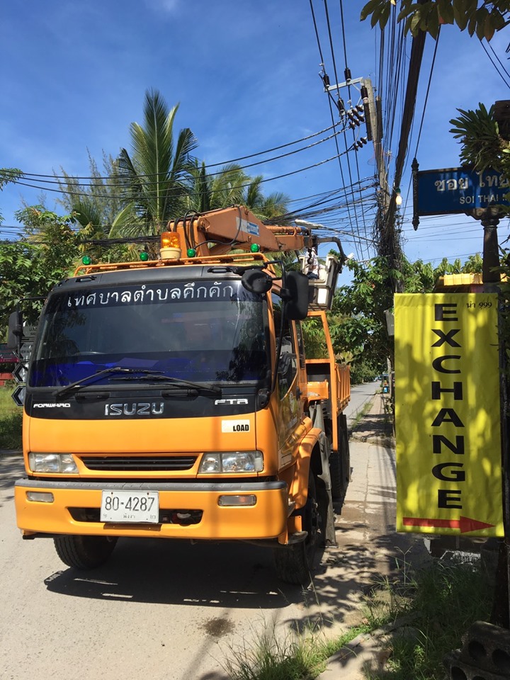 เทศบาลตำบลคึกคัก (กองช่าง ) ได้ดำเนินการซ่อมแซมโคมไฟ ซอยชายหาดบางเนียง หมู่ที่5