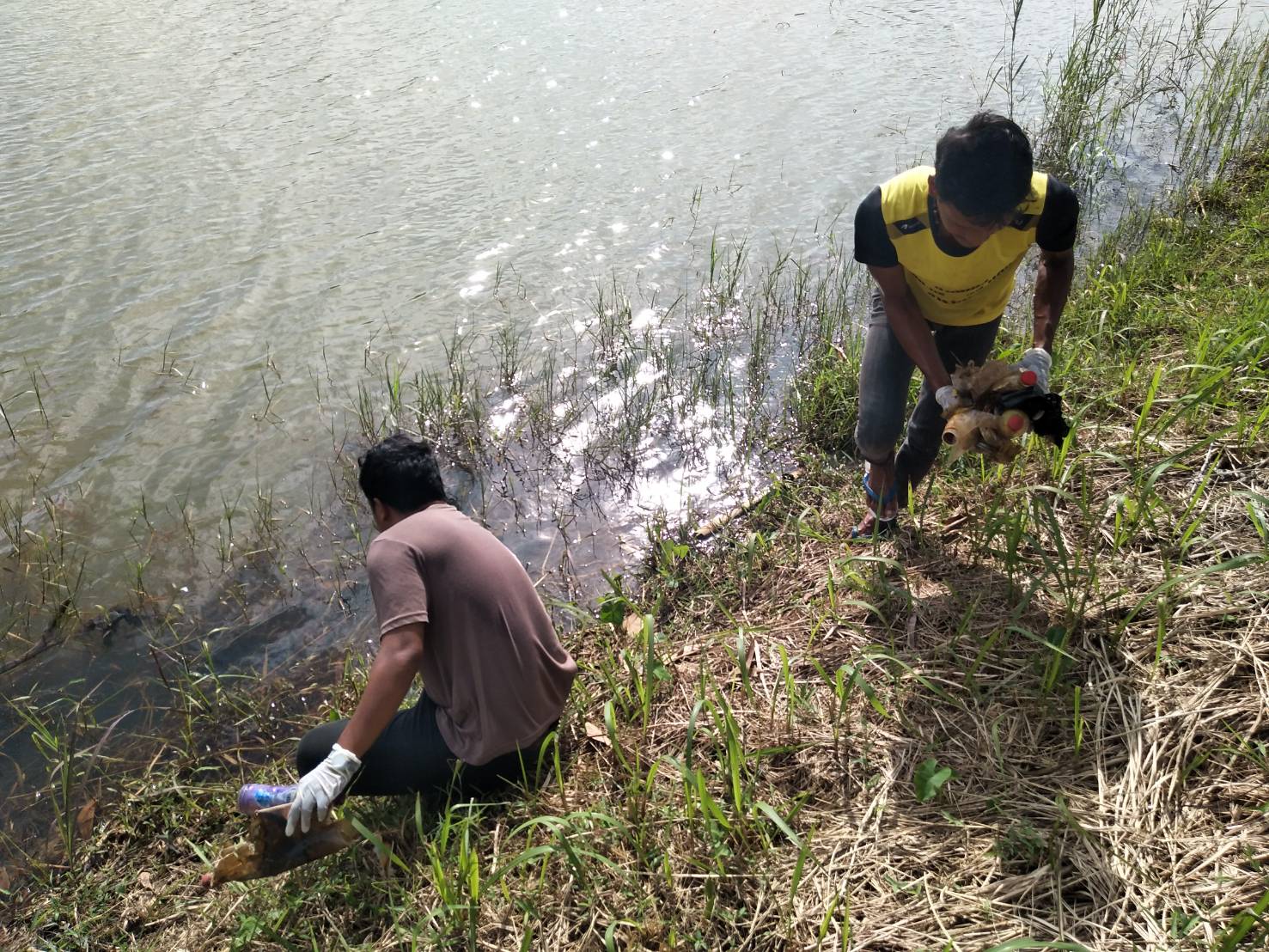 เทศบาลตำบลคึกคัก(กองสาธารณสุขและสิ่งแวดล้อม)ได้ดำเนินการทำความสะอาดและเก็บขยะบริเวณขุ่มนํ้าหนองมูลตะกั่ว หมู่ที่ 5