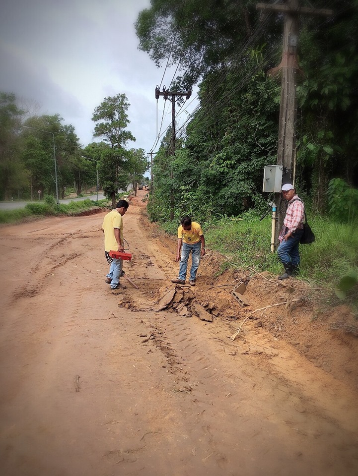 เทศบาลตำบลคึกคัก (กองช่าง งานไฟฟ้า) ได้ดำเนินการต่อสายไฟที่กำลังมีการก่อสร้างถนน บริเวณปากวีป หมู่ที่ 1