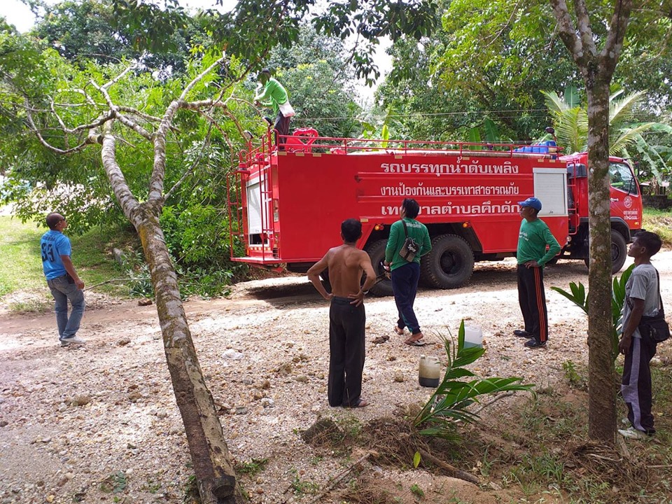 เทศบาลตำบลคึกคัก (งานป้องกันและบรรเทาสาธารณภัย) ดำเนินการตัดต้นไม้ซอยตามากบนเขาและซอยตาบี้ทุ่งขมิ้น หมู่ ที่ 4 