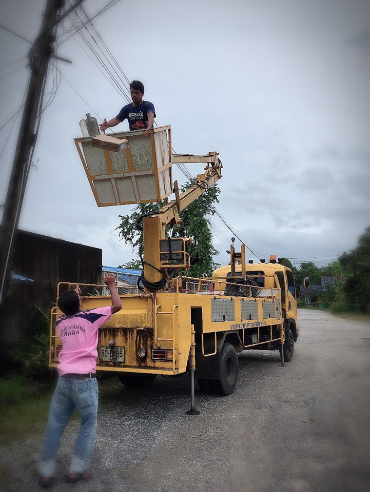 เทศบาลตำบลคึกคัก (กองช่าง งานไฟฟ้า) ได้ดำเนินการซ่อมไฟ บริเวณซอยทุ่งขมิ้นกลาง หมู่ที่ 4 และบ้านบางขยะ หมู่ที่ 2 