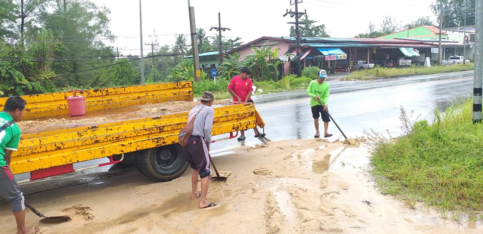 เทศบาลตำบลคึกคัก (งานป้องกันและบรรเทาสาธารณภัย) ดำเนินการตักทราย หมู่ที่ 6