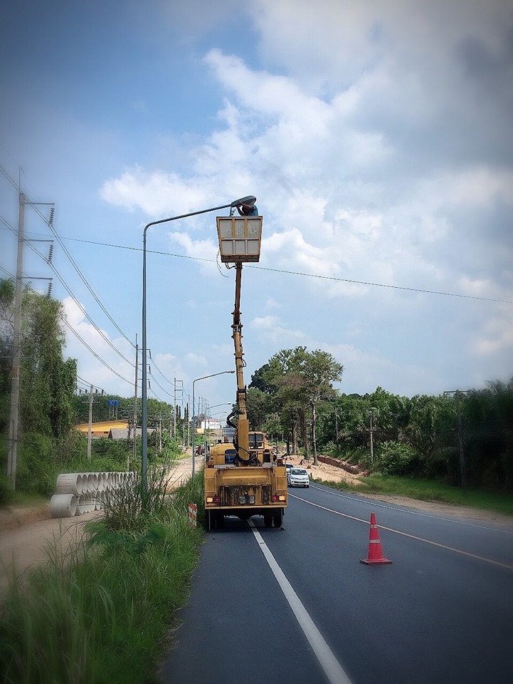 เทศบาลตำบลคึกคัก (กองช่าง งานไฟฟ้า) ได้ดำเนินการซ่อมไฟซอยแหลมปะการังและเปลี่ยนโคมไฟสาธารณะถนน เพชรเกษม หมู่ที่ 2 