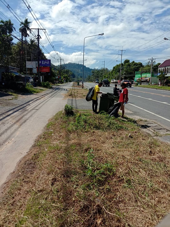 เทศบาลตำบลคึกคัก (กองสาธารณสุขและสิ่งแวดล้อม) ดำเนินการเก็บขยะบริเวณริมฟุตบาทสองข้างทางจากหน้า BUILD Factory ถึงบางหลาโอน หมู่ที่ 5 