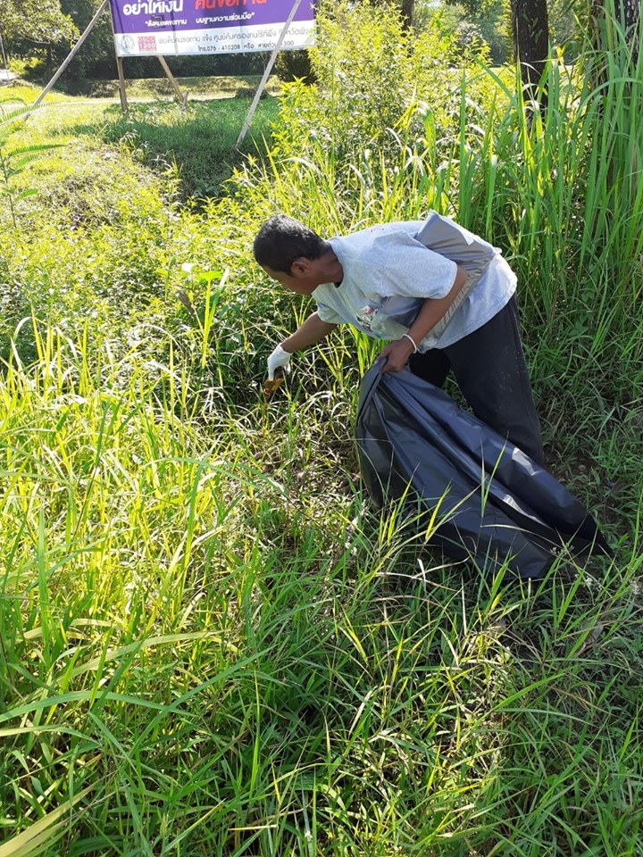 เทศบาลตำบลคึกคัก (กองสาธารณสุขและสิ่งแวดล้อม) ดำเนินการเก็บขยะบริเวณ หมู่ที่5 อำเภอตะกั่วป่า จังหวัดพังงา