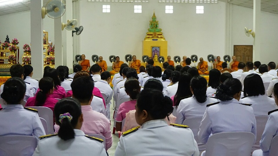 เทศบาลตำบลคึกคักร่วมพิธีทำบุญตักบาตรบำเพ็ญกุศลและพิธีน้อมรำลึกเนื่องในวันคล้ายวันสวรรคตพระบาทสมเด็จพระจุลจอมเกล้าเจ้าอยู่หัวฯ