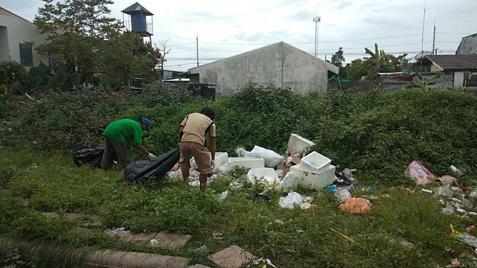 เทศบาลตำบลคึกคัก (กองสาธารณสุขและสิ่งแวดล้อม) ดำเนินการเก็บขยะบริเวณเก็บขยะโฮมเพลส2 จุดบางเนียงซอย 3