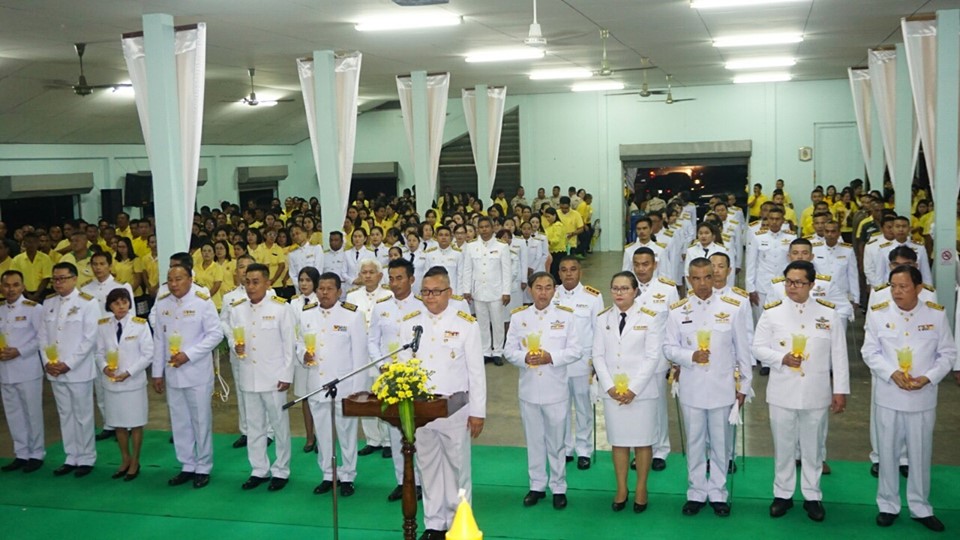 เทศบาลตำบลคึกคักร่วมพิธีจุดเทียนเพื่อน้อมรำลึก แด่พระบาทสมเด็จพระบรมชนกาธิเบศรมหาภูมมิพลอดุลยเดชมหาราช บรมนาถบพิตรพร้อมกับยืนสงบนิ่ง