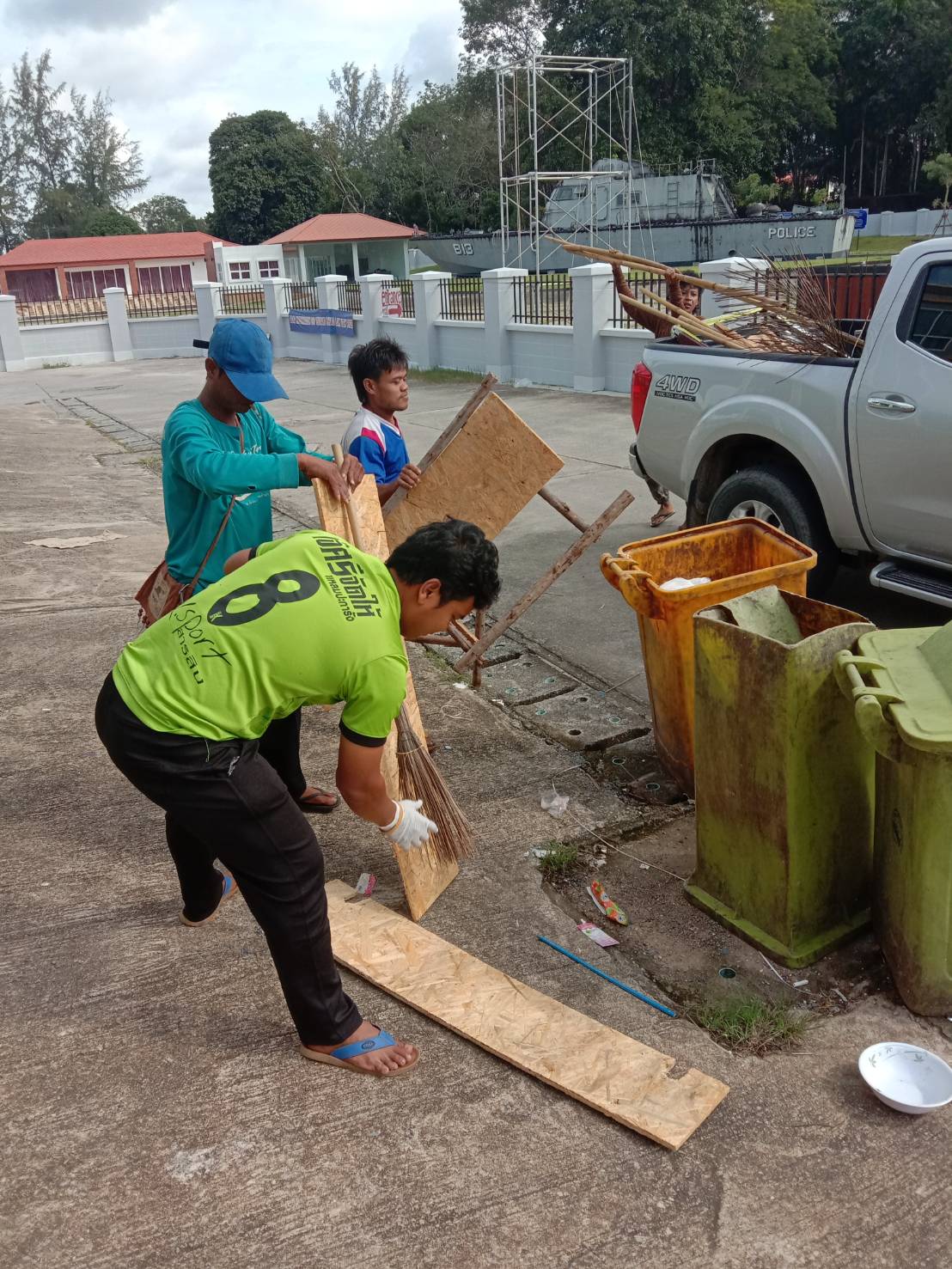 เทศบาลตำบลคึกคัก (กองสาธารณสุขและสิ่งแวดล้อม) ดำเนินการเก็บขยะบริเวณเรือตรวจการณ์ 813 หมู่ที่ 5 